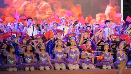 童心向黨 禮贊華誕——田陽少兒載歌載舞喜迎新中國成立70周年文藝演出側(cè)記