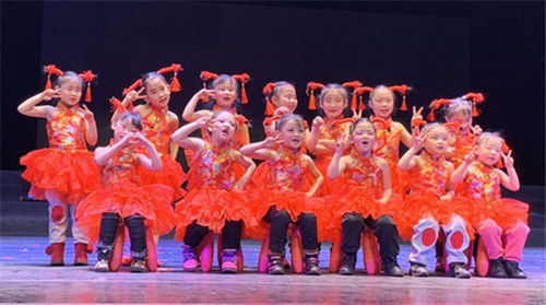 璀璨廣宇夢(mèng)，相約社區(qū)情——記迎新年文藝匯演盛況