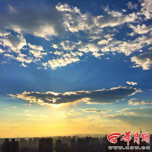 西安藍(lán)天驚現(xiàn)“雙龍戲日”奇觀，純粹云海美不勝收